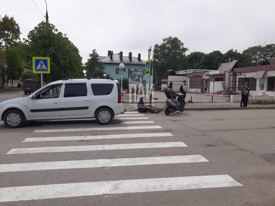 Пожилой мужчина на скутере въехал в микроавтобус в Гдове