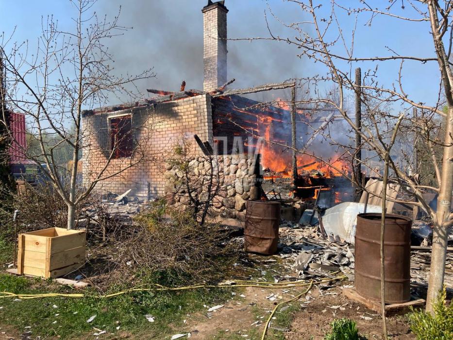 Дачный дом горел в Псковском районе 