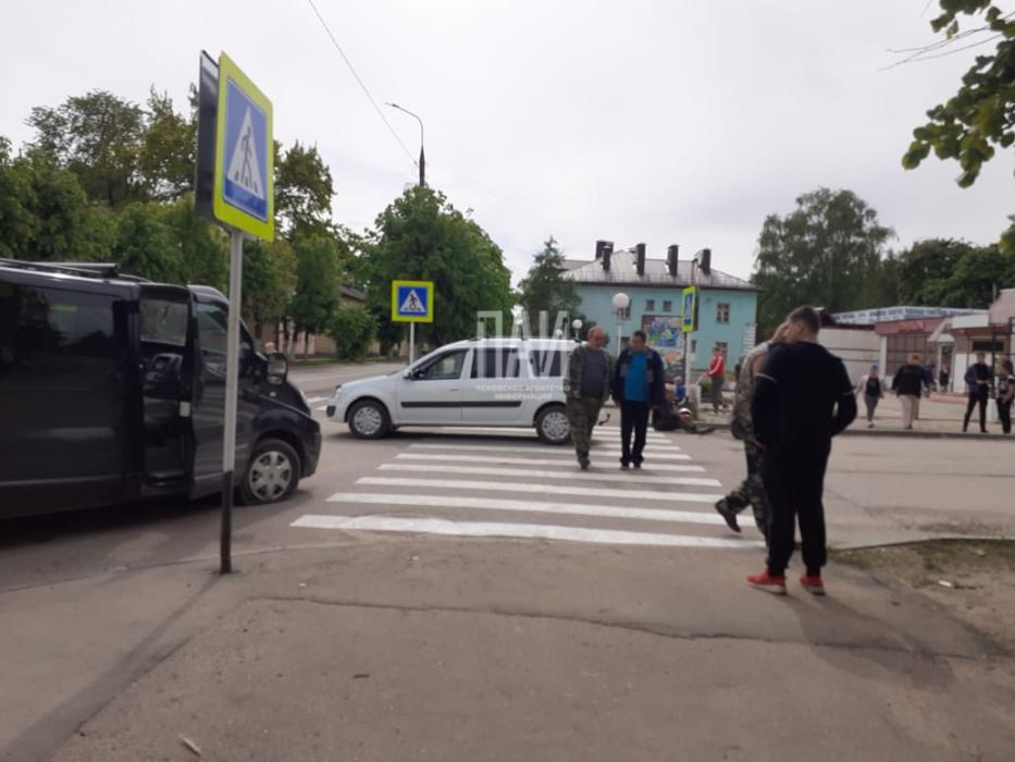 Пожилой мужчина на скутере въехал в микроавтобус в Гдове