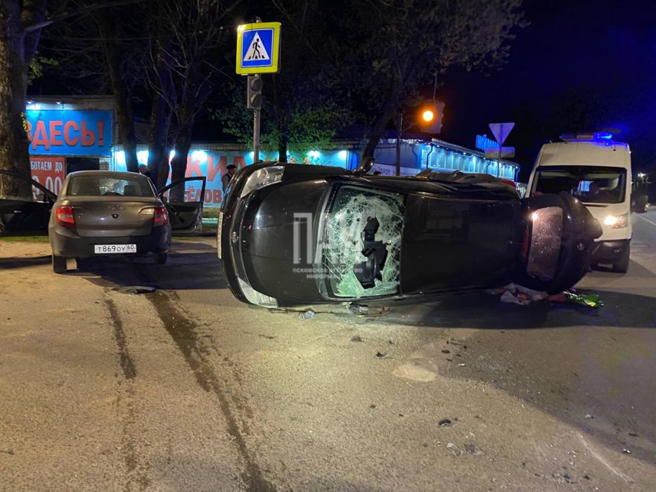 Два человека пострадали в результате столкновения Nissan и Lada