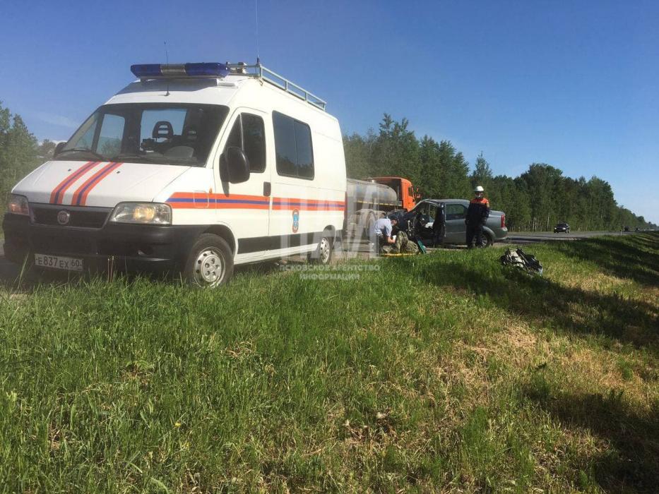 Водитель Renault пострадал при столкновении с фурой в Пскове