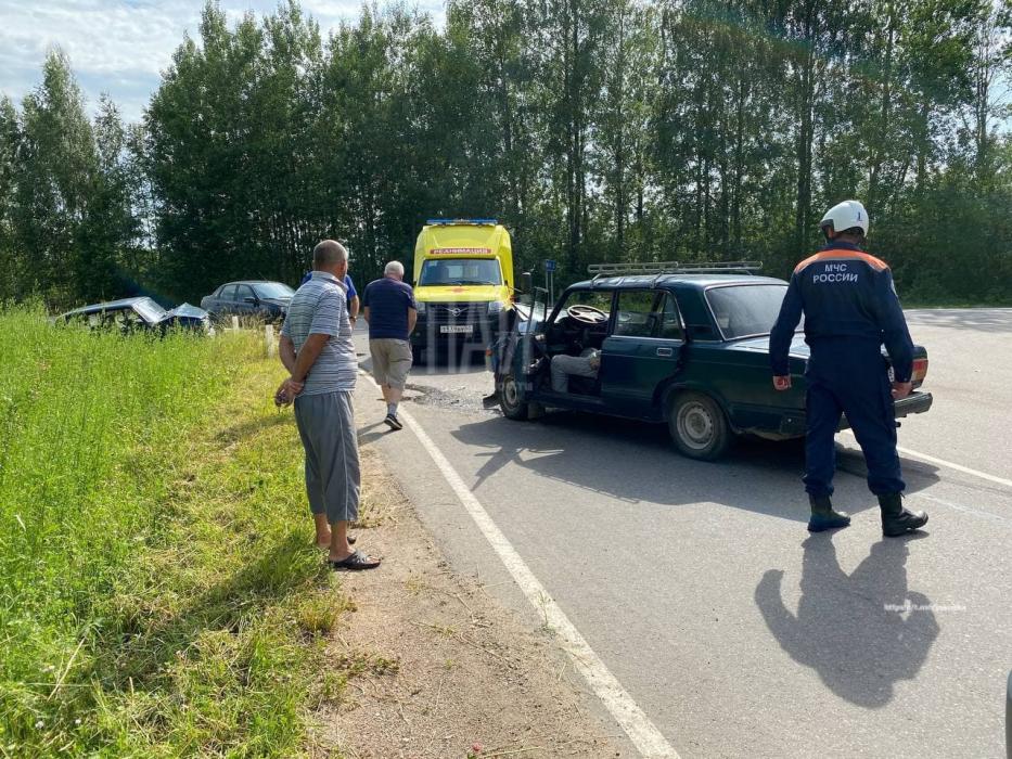 Фото с места происшествия: два одинаковых автомобиля столкнулись в Псковском районе