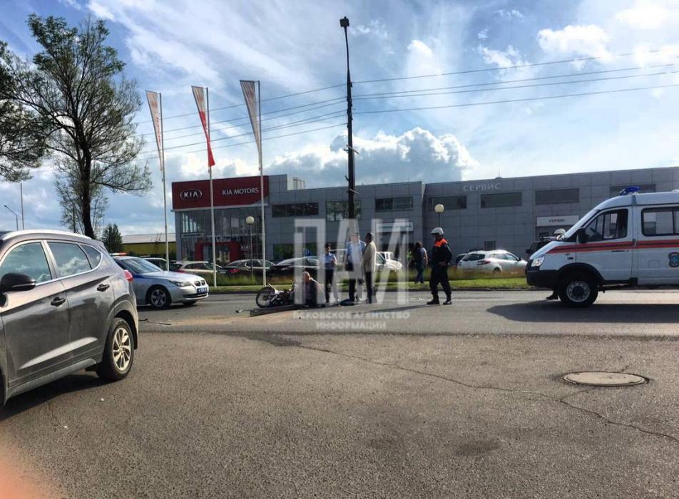 Столкнулись мопед и автомобиль Hyundai 