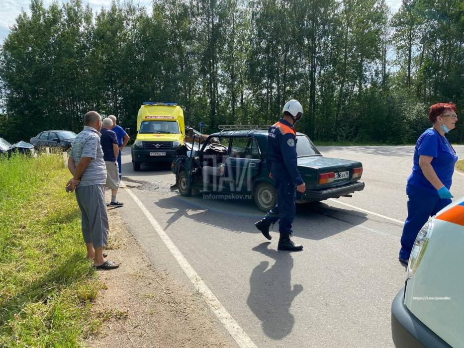 Фото с места происшествия: два одинаковых автомобиля столкнулись в Псковском районе