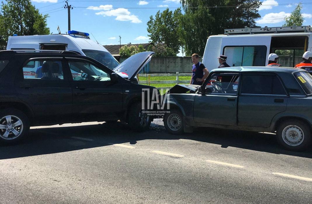 Водитель пострадал при ДТП в Псковском районе 