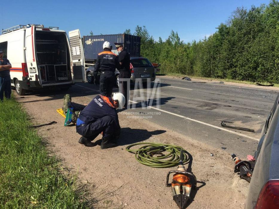 Водитель Renault пострадал при столкновении с фурой в Пскове