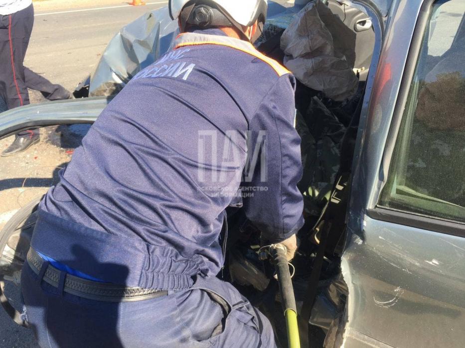 Водитель Renault пострадал при столкновении с фурой в Пскове