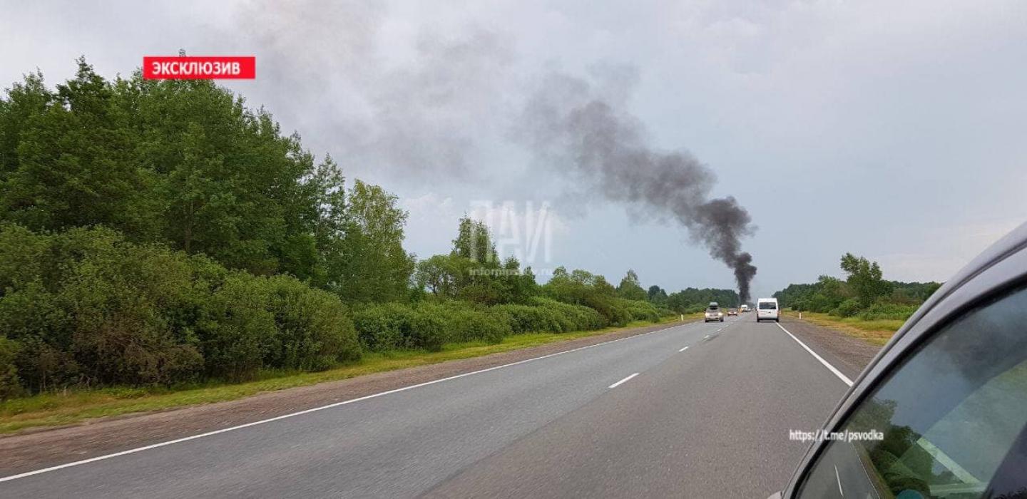 Фото с места происшествия: автомобиль загорелся при движении по автодороге