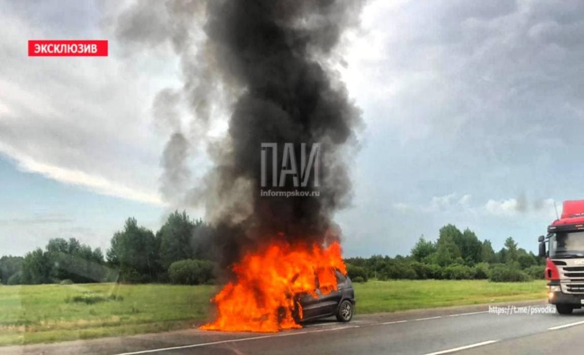 Фото с места происшествия: автомобиль загорелся при движении по автодороге