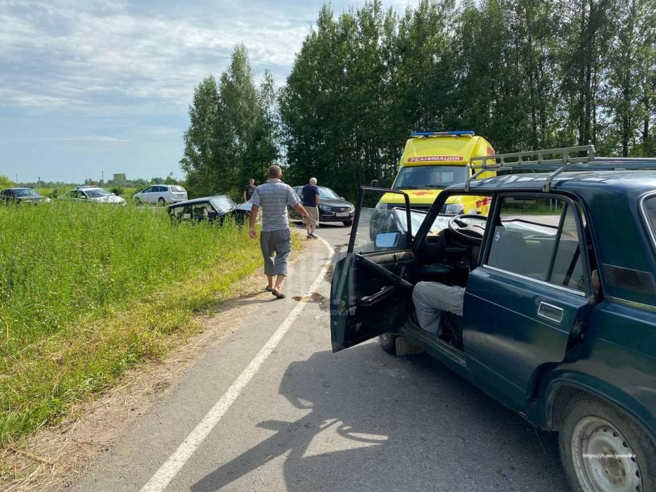 Фото с места происшествия: два одинаковых автомобиля столкнулись в Псковском районе
