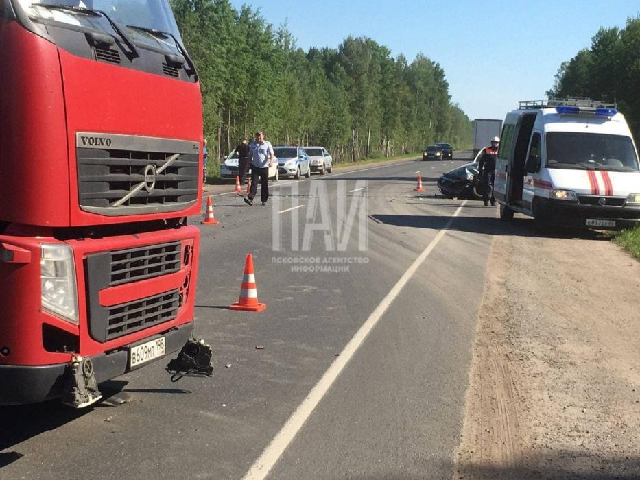 Водитель Renault пострадал при столкновении с фурой в Пскове