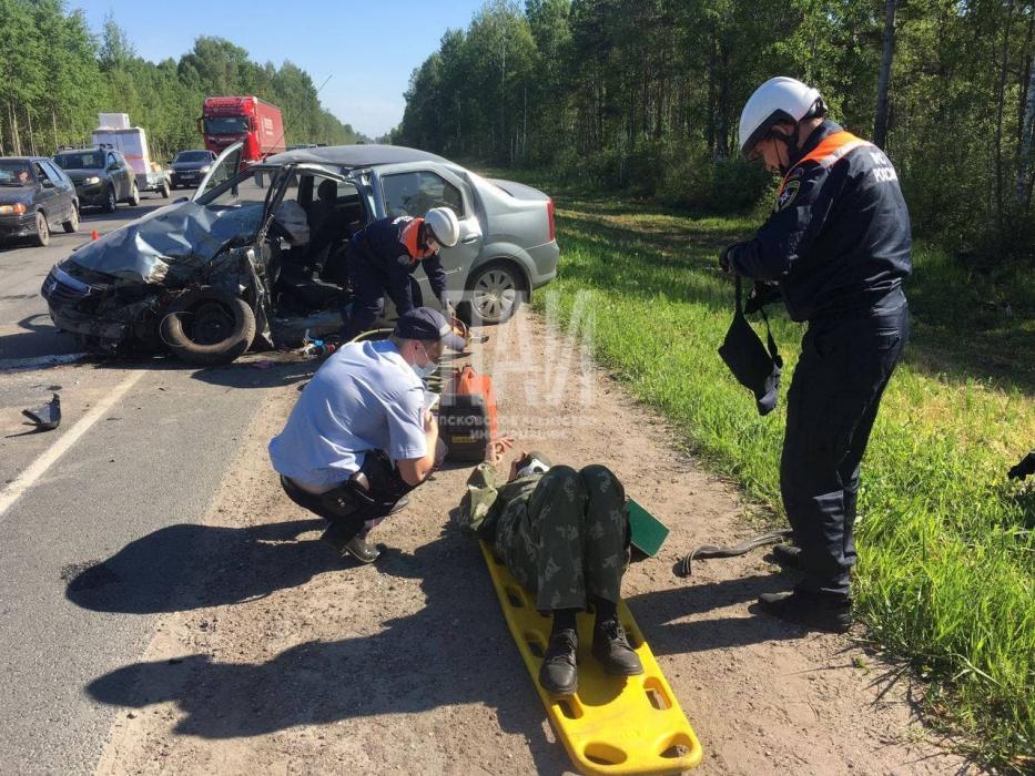 Водитель Renault пострадал при столкновении с фурой в Пскове