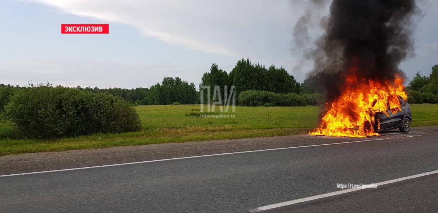 Фото с места происшествия: автомобиль загорелся при движении по автодороге