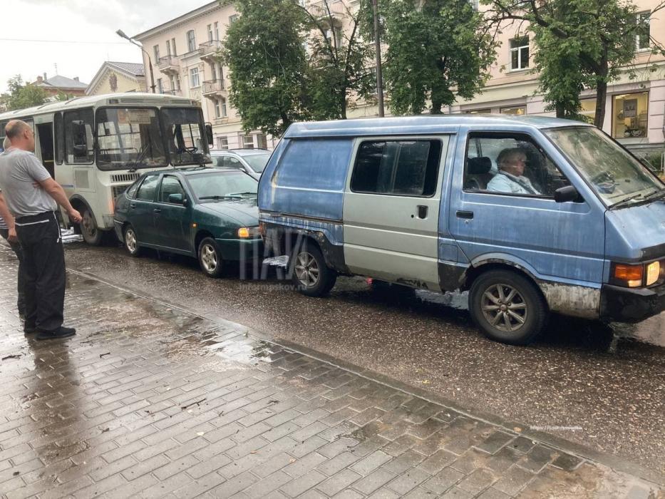 Автобус и два легковых авто столкнулись в центре Великих Лук