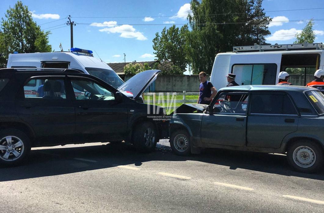 Водитель пострадал при ДТП в Псковском районе 