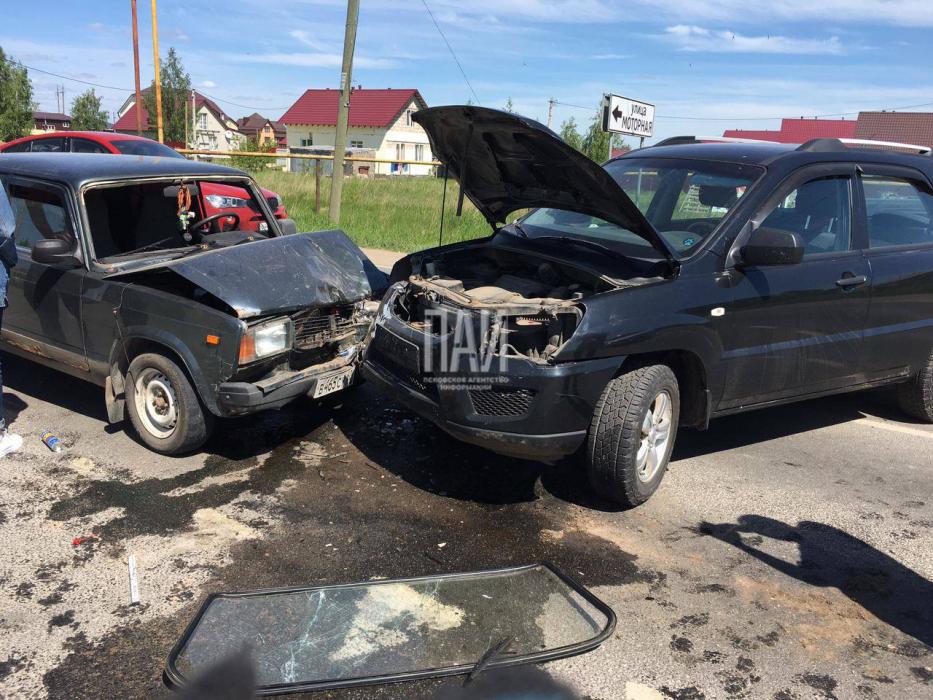 Водитель пострадал при ДТП в Псковском районе 