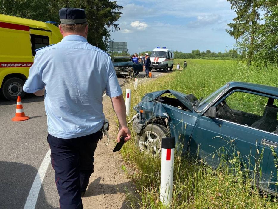 Фото с места происшествия: два одинаковых автомобиля столкнулись в Псковском районе