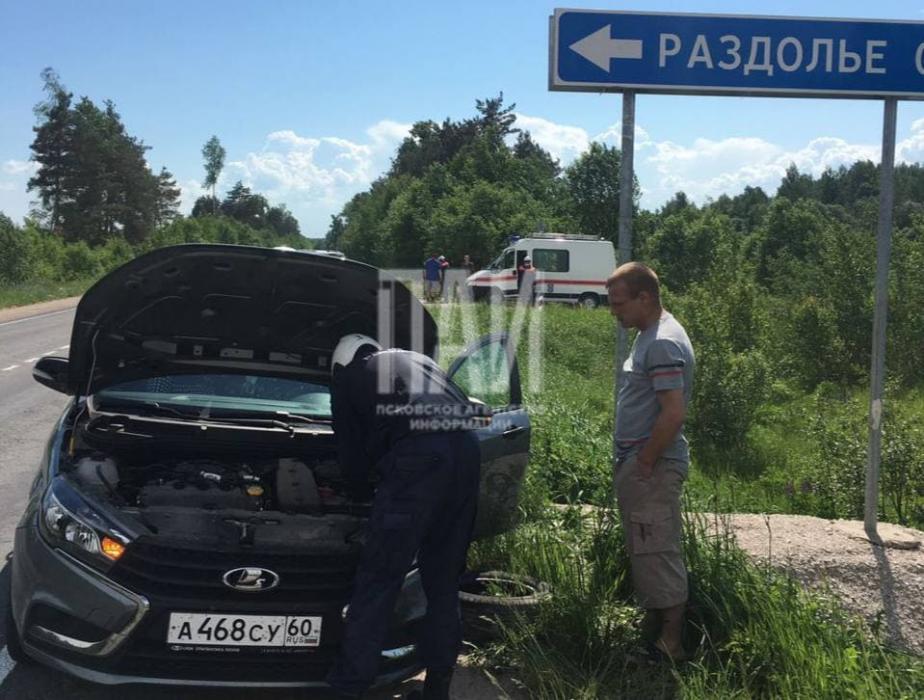Три автомашины столкнулись в Псковском районе