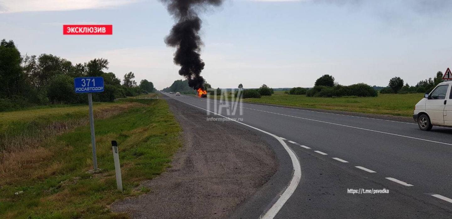 Фото с места происшествия: автомобиль загорелся при движении по автодороге