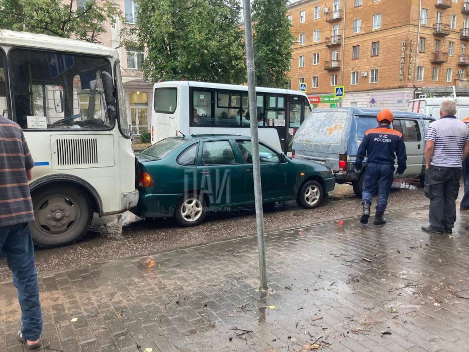 Автобус и два легковых авто столкнулись в центре Великих Лук