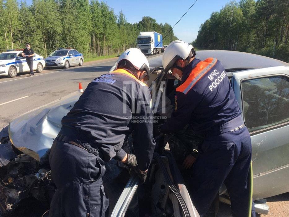 Водитель Renault пострадал при столкновении с фурой в Пскове