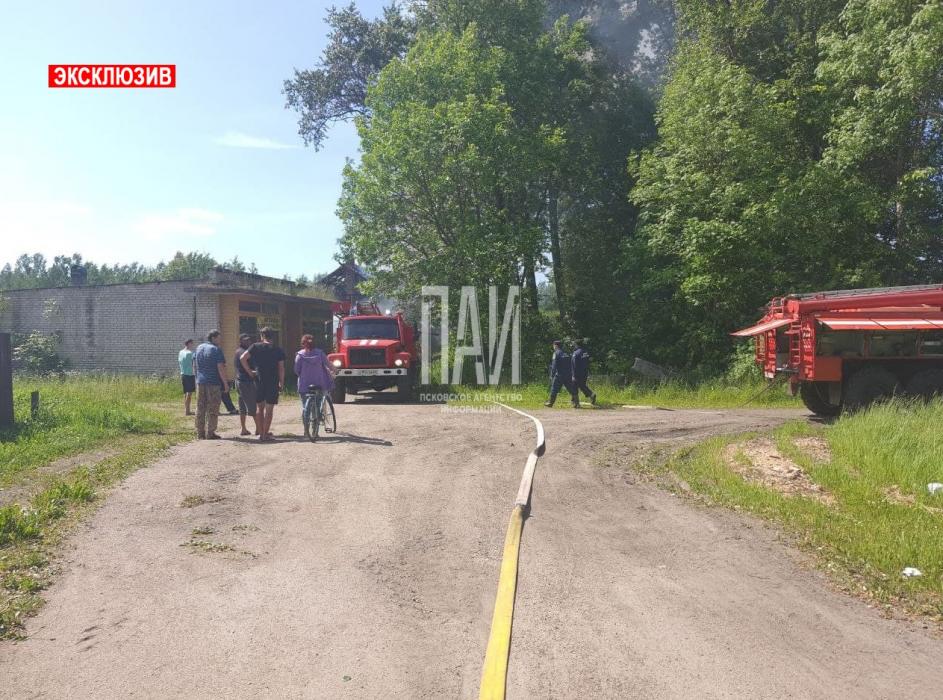Публикуем фоторепортаж с тушения пожара в плюсском доме
