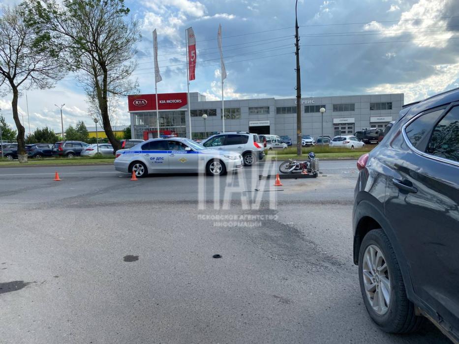 Столкнулись мопед и автомобиль Hyundai 