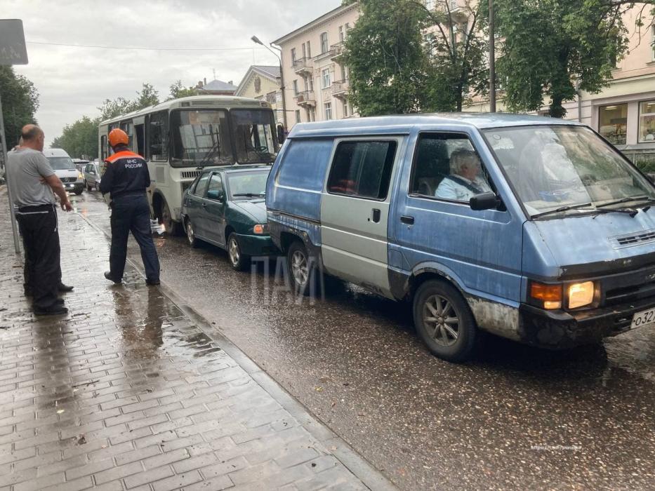 Автобус и два легковых авто столкнулись в центре Великих Лук