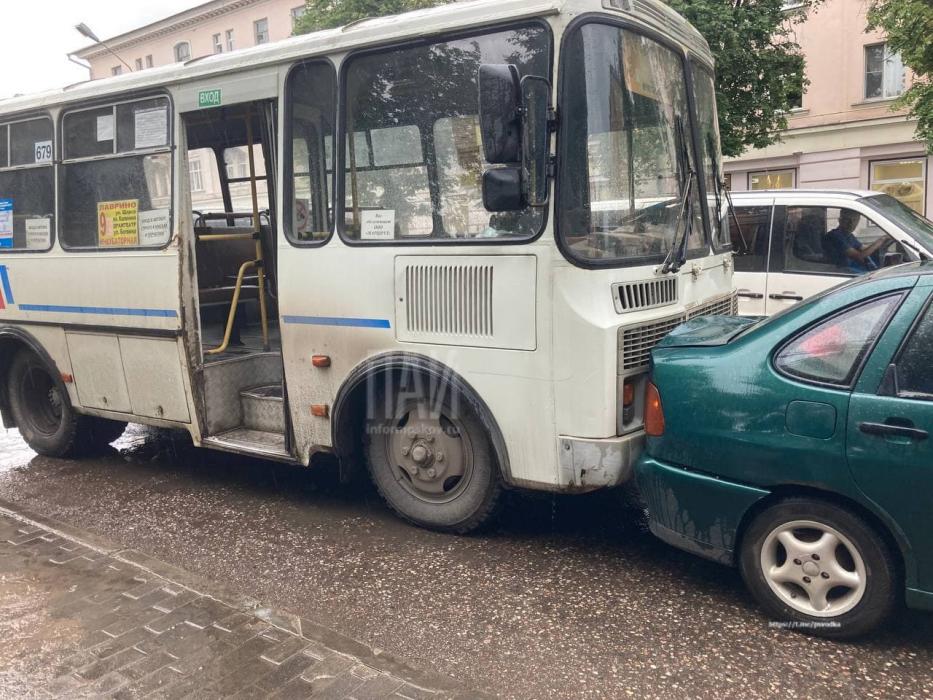 Автобус и два легковых авто столкнулись в центре Великих Лук