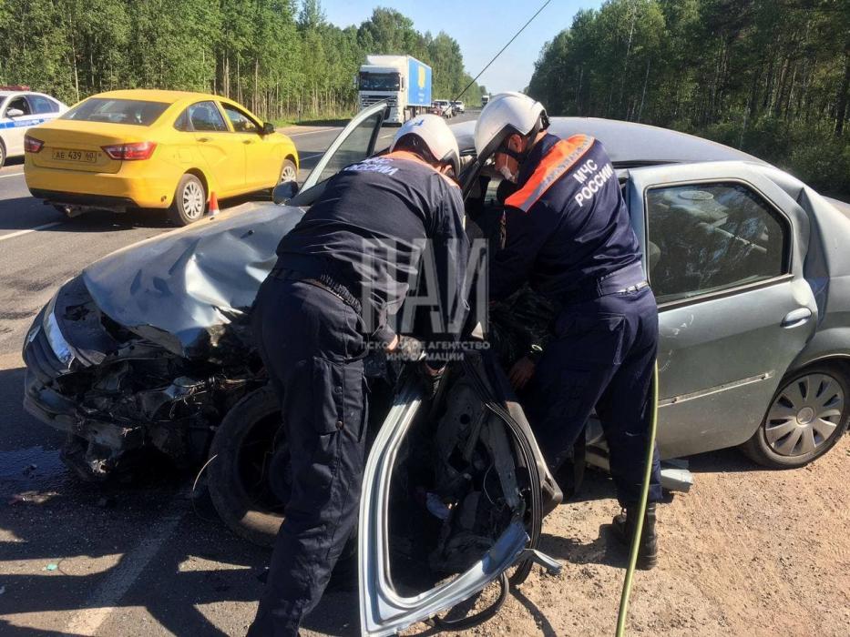 Водитель Renault пострадал при столкновении с фурой в Пскове
