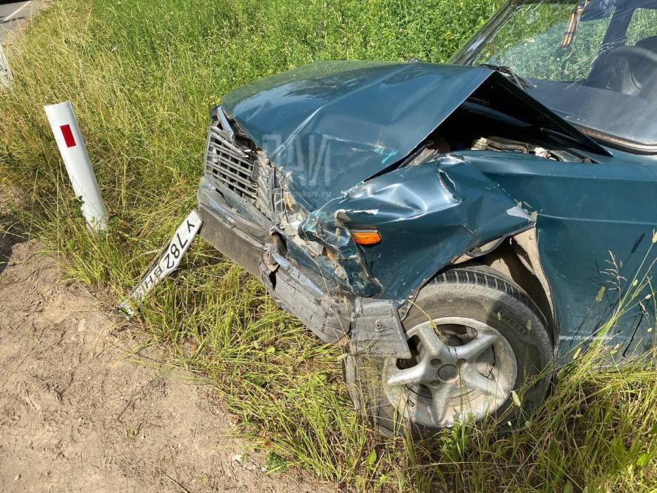 Фото с места происшествия: два одинаковых автомобиля столкнулись в Псковском районе