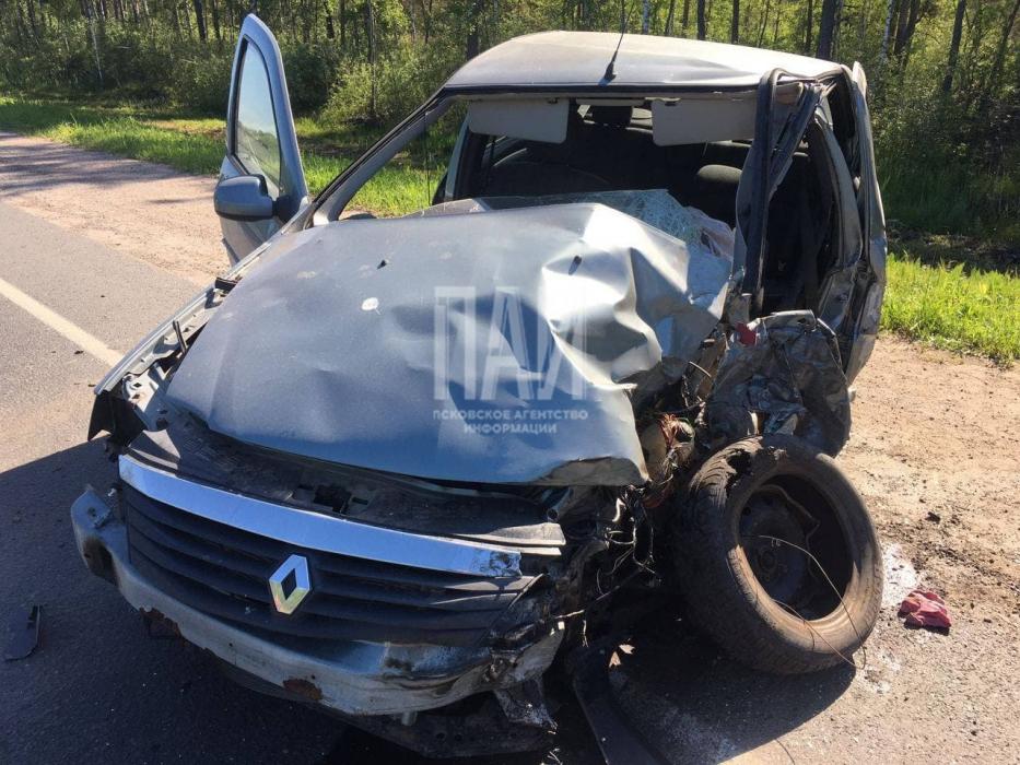 Водитель Renault пострадал при столкновении с фурой в Пскове