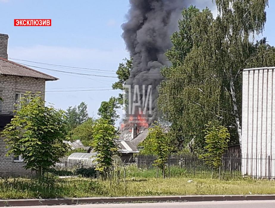 Публикуем фоторепортаж с тушения пожара в плюсском доме