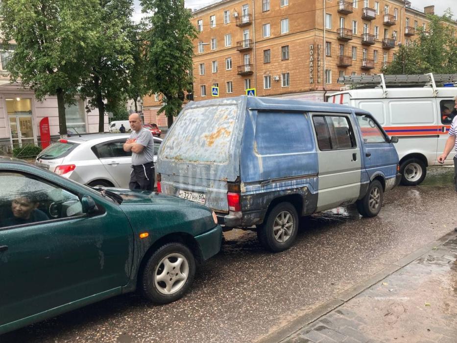 Автобус и два легковых авто столкнулись в центре Великих Лук