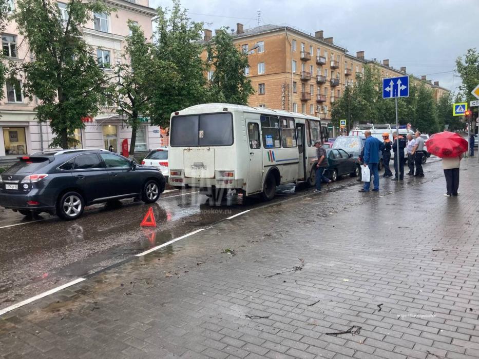 Автобус и два легковых авто столкнулись в центре Великих Лук