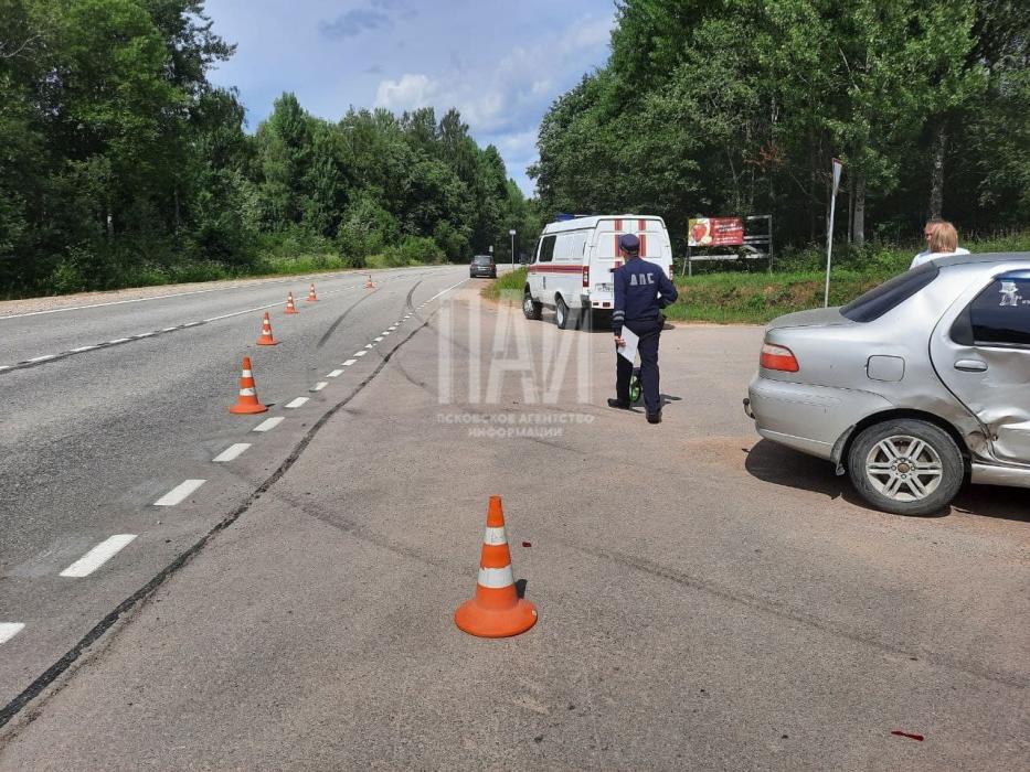 По дороге за клубникой компания на Kia Rio попала в ДТП в Гдовском районе