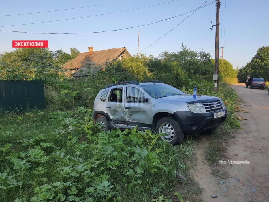 В Плюсском районе столкнулись два легковых авто