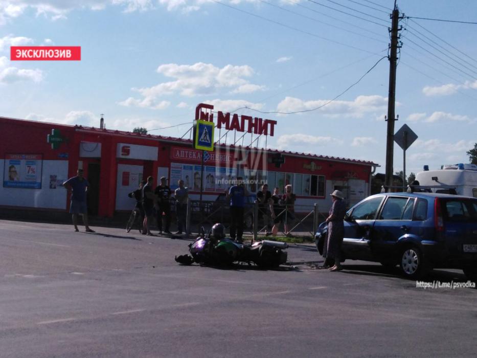 Столкнулись мотоцикл и легковой автомобиль 