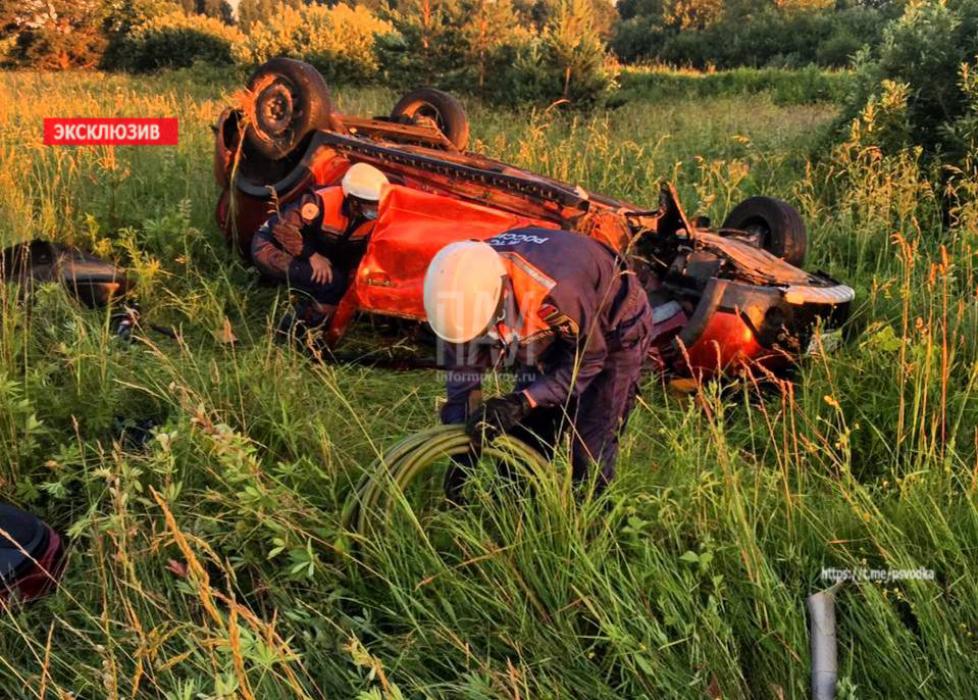 Автомобиль несколько раз перевернулся и вылетел в кювет в Псковском районе 