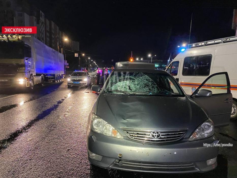 Два пешехода госпитализированы в тяжёлом состоянии после наезда автомобилем в Пскове 