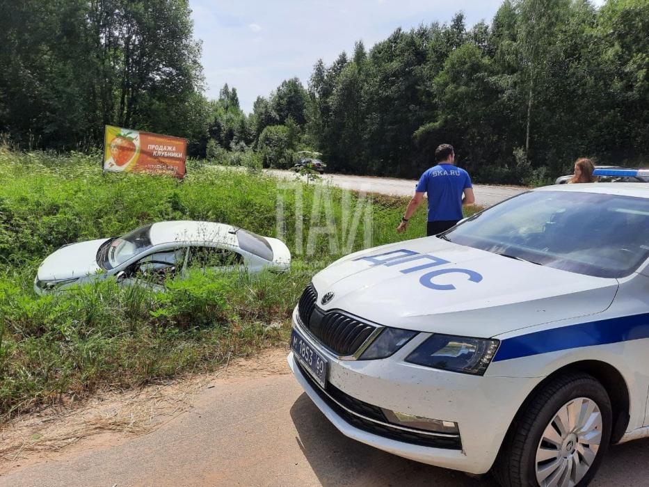 По дороге за клубникой компания на Kia Rio попала в ДТП в Гдовском районе