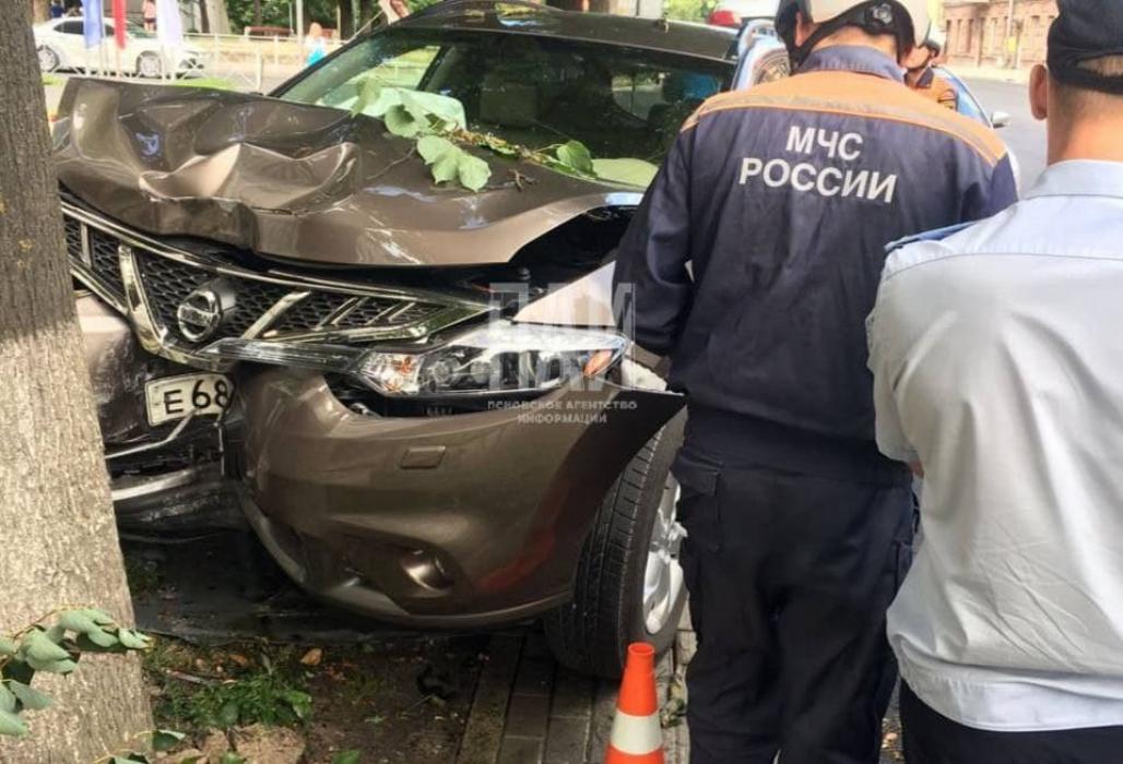 Стало плохо за рулем: пскович въехал в дерево в центре города
