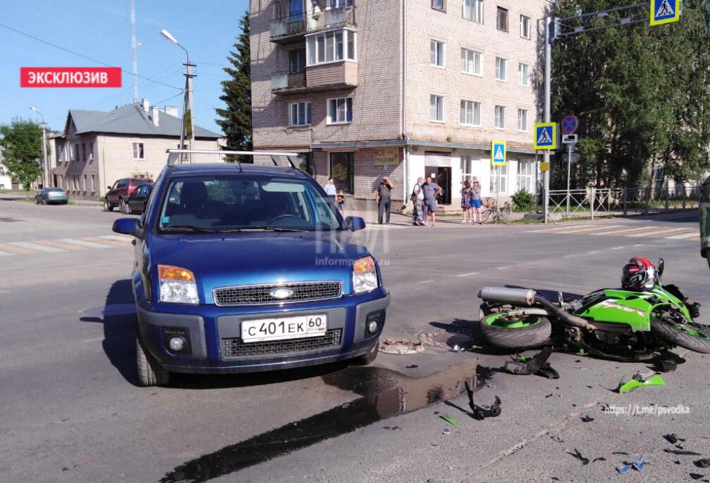 Столкнулись мотоцикл и легковой автомобиль 