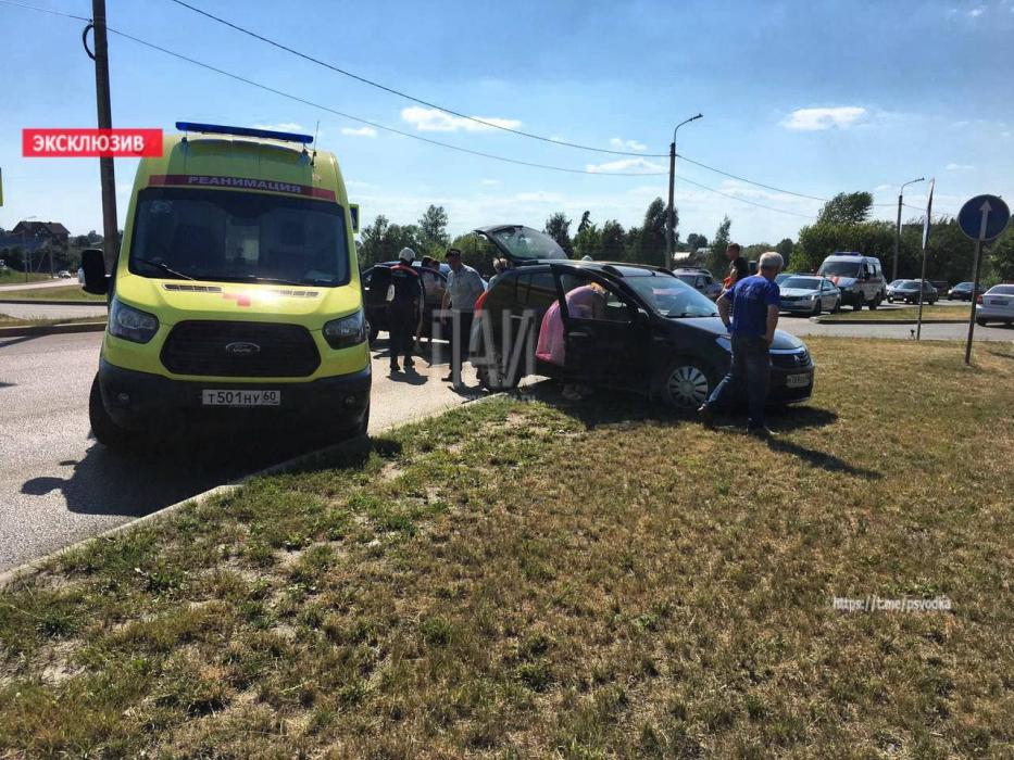 Мужчина пострадал в результате ДТП на улице Великорецкой в Пскове