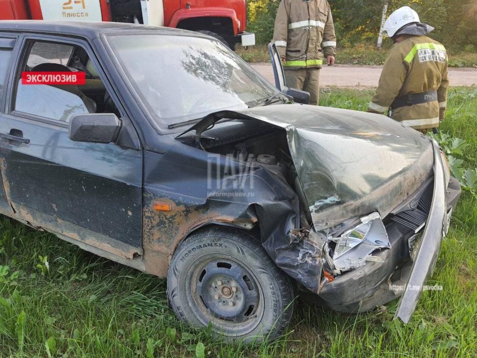 В Плюсском районе столкнулись два легковых авто
