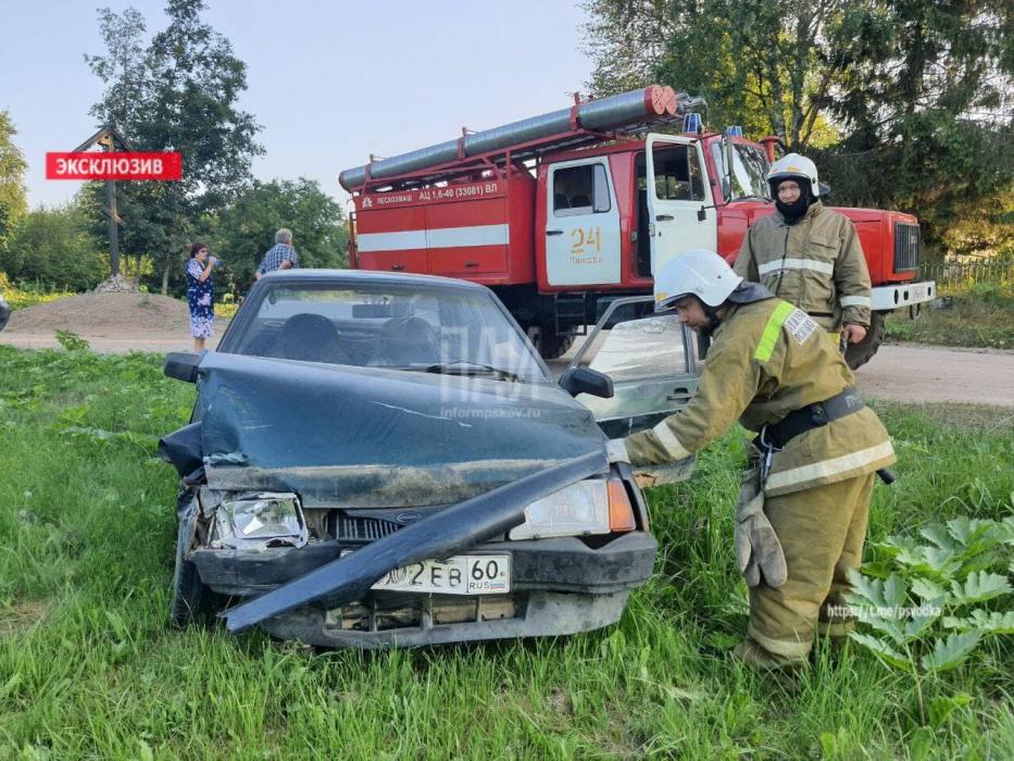 В Плюсском районе столкнулись два легковых авто
