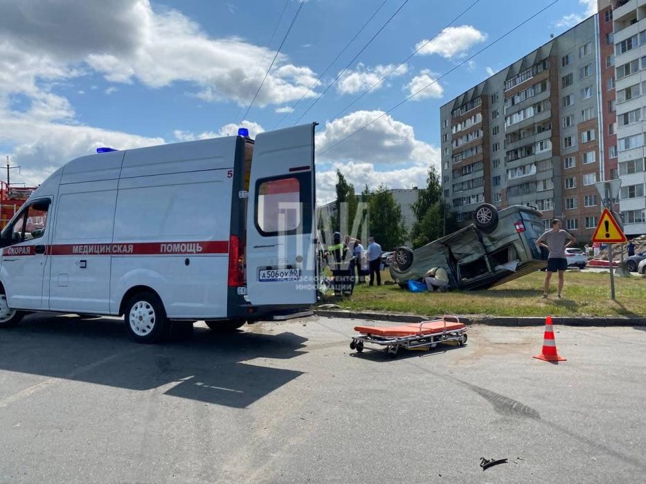 Четыре человека пострадало в результате столкновения микроавтобусов в Пскове