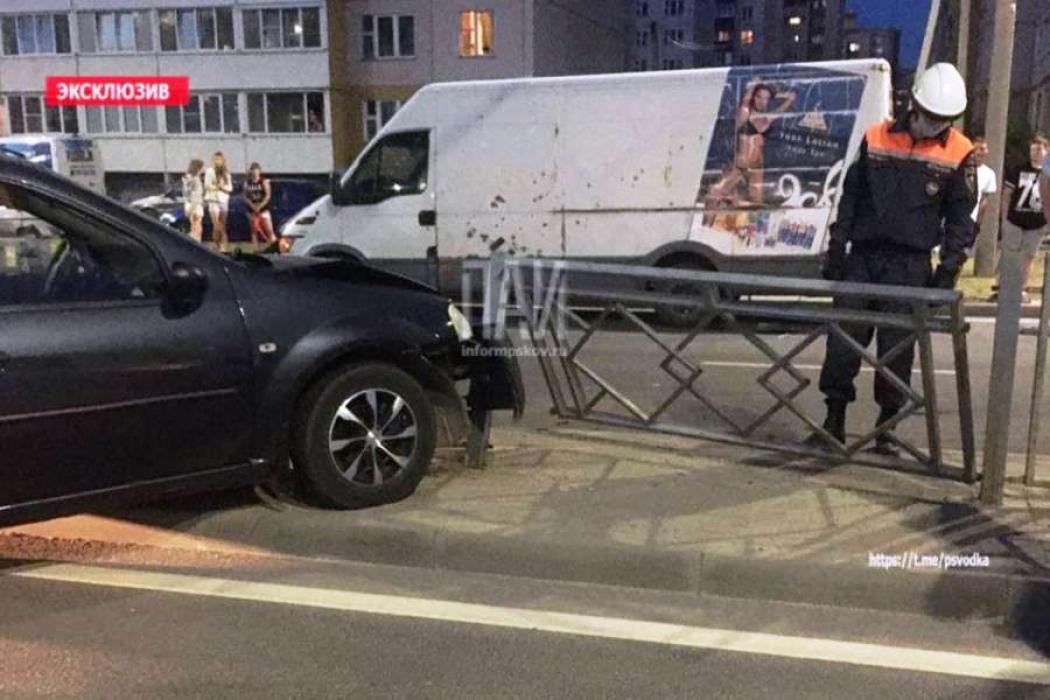 В Пскове иномарка врезалась в дорожное ограждение