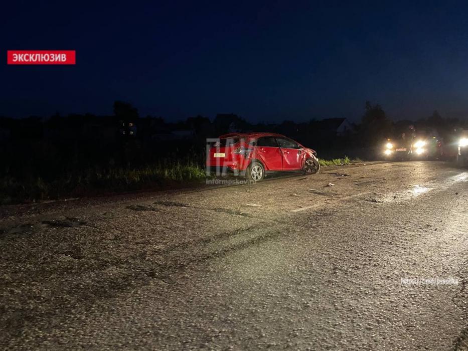 Женщина пострадала при опрокидывании автомобиля под Псковом 