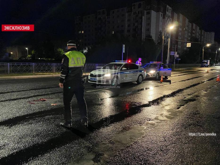Два пешехода госпитализированы в тяжёлом состоянии после наезда автомобилем в Пскове 